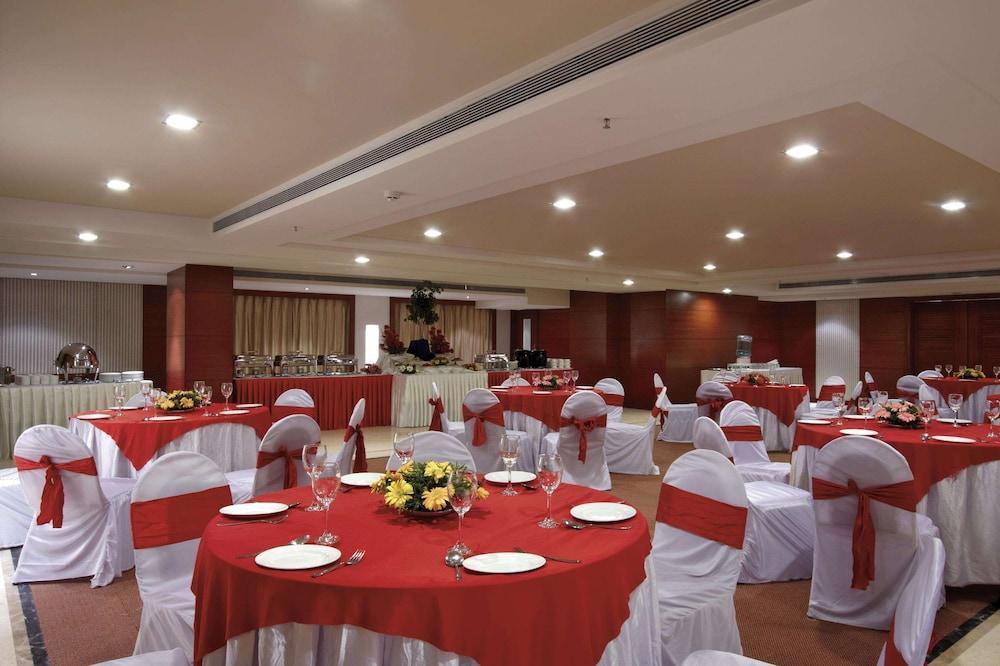 Surestay Plus Hotel By Best Western Indore Buitenkant foto