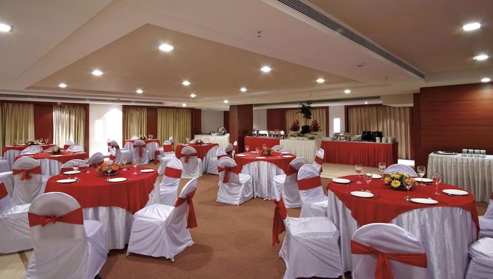Surestay Plus Hotel By Best Western Indore Buitenkant foto