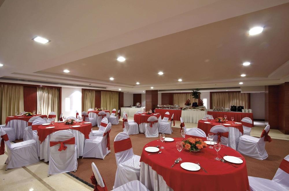 Surestay Plus Hotel By Best Western Indore Buitenkant foto