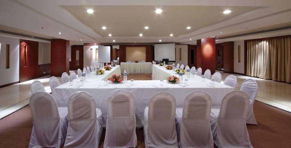 Surestay Plus Hotel By Best Western Indore Buitenkant foto