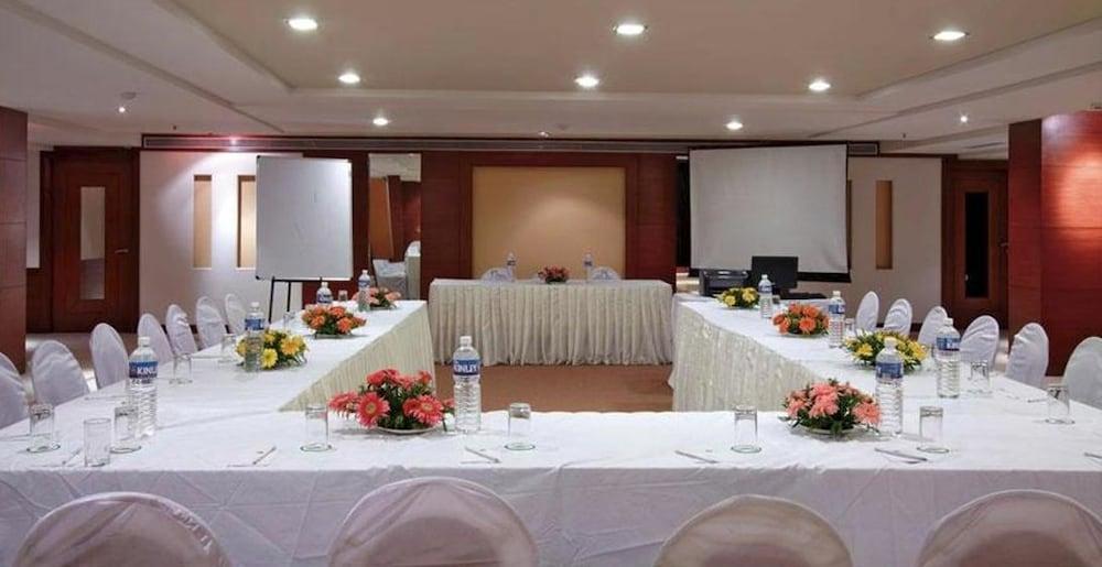 Surestay Plus Hotel By Best Western Indore Buitenkant foto