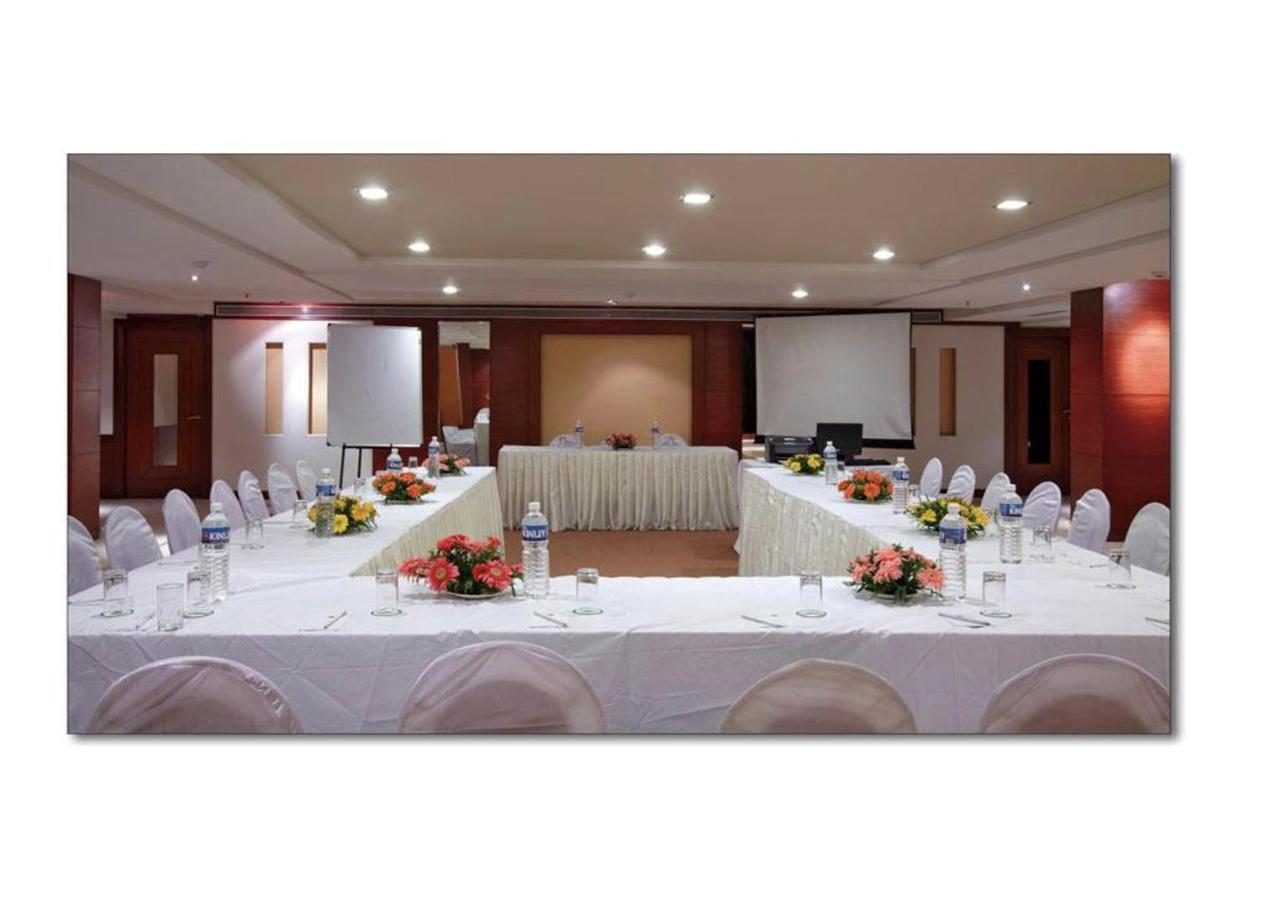 Surestay Plus Hotel By Best Western Indore Buitenkant foto