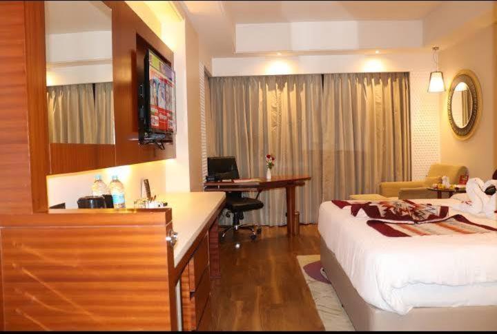 Surestay Plus Hotel By Best Western Indore Buitenkant foto