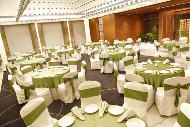 Surestay Plus Hotel By Best Western Indore Buitenkant foto