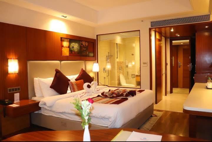 Surestay Plus Hotel By Best Western Indore Buitenkant foto