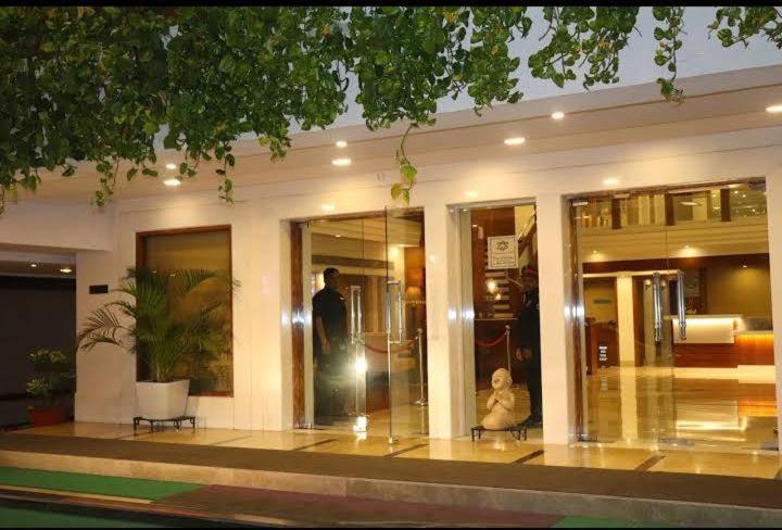 Surestay Plus Hotel By Best Western Indore Buitenkant foto